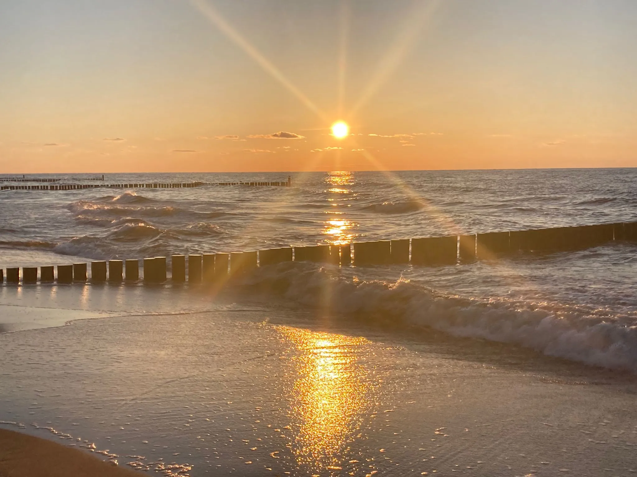 Panorama wybrzeża Morza Bałtyckiego w Rewie — widok na plażę i morze